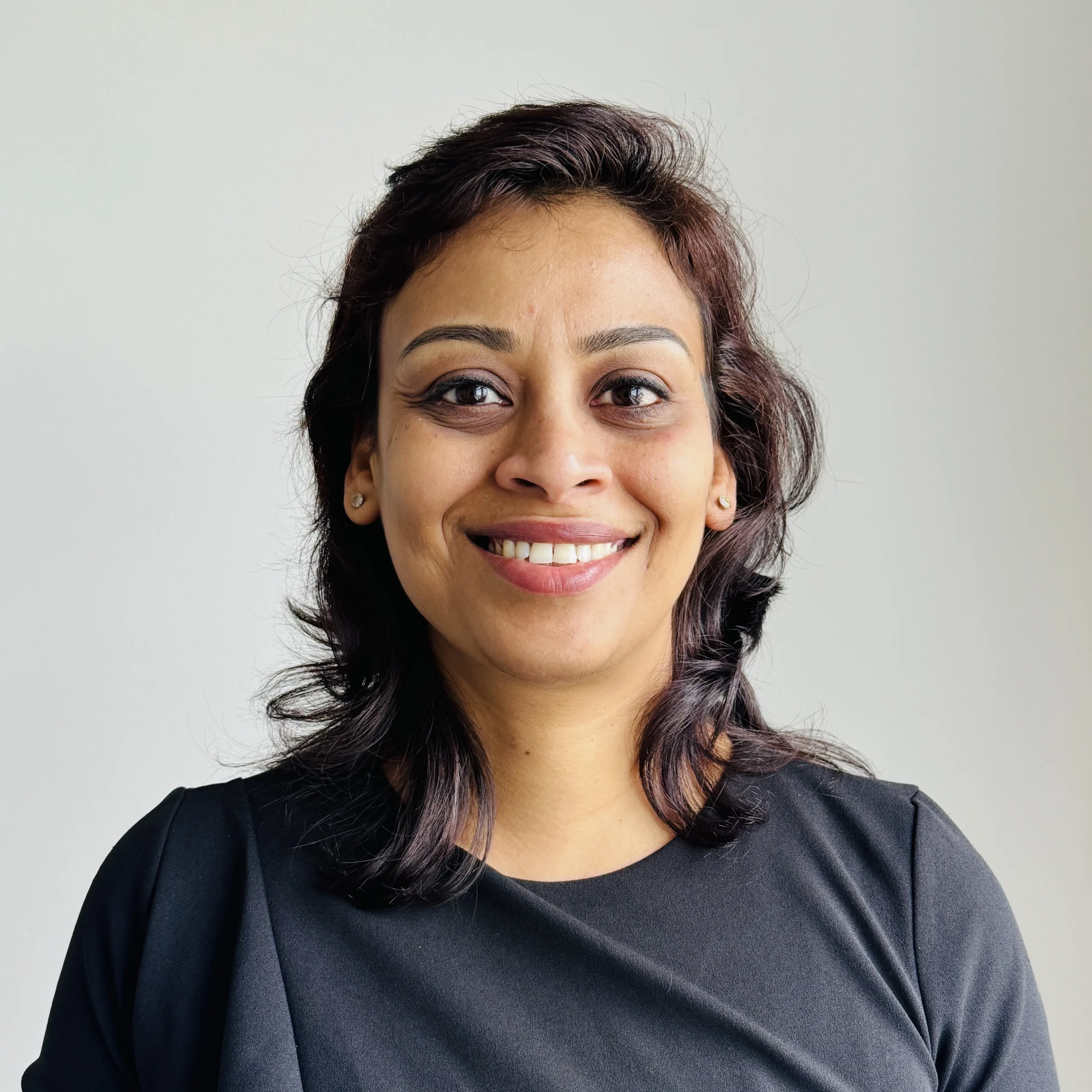 A picture of lady dressed in blacktop.